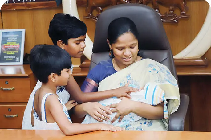 ഡി.ആർ. മേഘശ്രീ ചുമതലയൊഴിയാനെത്തി കുഞ്ഞുവാവയ്ക്കൊപ്പം
