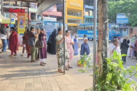 ചക്കരക്കല്ലിൽ ബസ് സ്റ്റോപ്പില്ല; കാത്തിരിപ്പ് നടപ്പാതയിലും കടവരാന്തയിലും