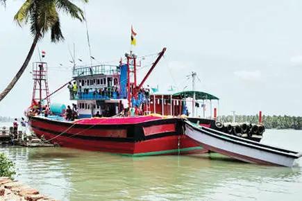 അനധികൃത മീൻപിടിത്തം:കർണാടക ബോട്ട് പിടിച്ചു