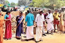 അശാസ്ത്രീയമായ ഓവുചാൽ നിർമാണം: പെരിയ ടൗൺ വെള്ളത്തിലാകുമെന്ന് നാട്ടുകാർ