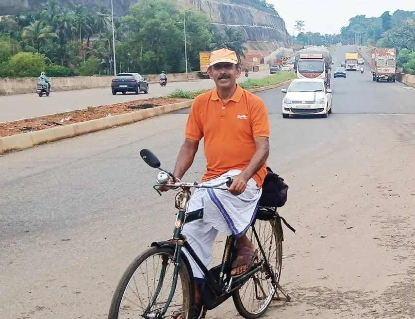 പയ്യന്നൂർ കാനായി ജോളി ക്ലബ് ഗ്രൗണ്ടിൽനിന്ന് വോളിബോൾ കളിച്ച് ചെറുവത്തൂർ കുട്ടമത്തേക്ക് സൈക്കിളിൽ തിരിച്ചുവരുന്ന കെ.കെ. വേണുഗോപാലൻ