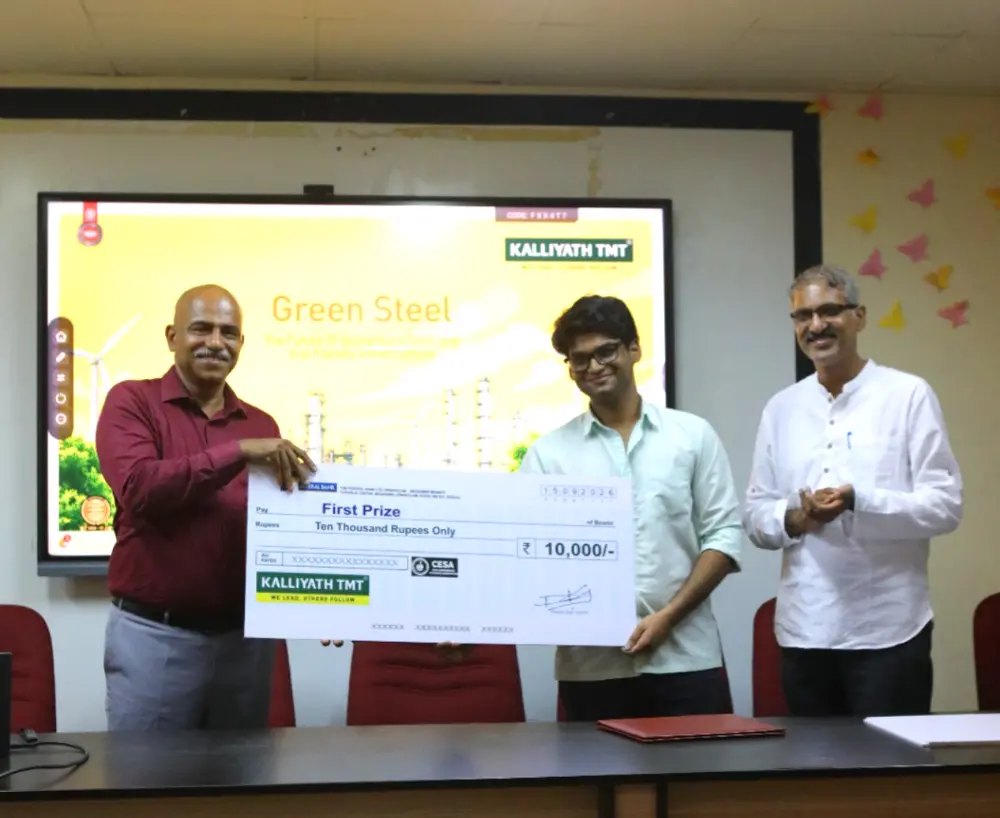 ഒന്നാം സമ്മാനം നേടിയ അക്വീൽ അഫ്രാസിന് കള്ളിയത്ത് ഗ്രൂപ്പ് സെയിൽസ് ഹെഡ് സിബു ജോർജും കുസാറ്റ് സ്‌കൂൾ ഓഫ് എൻജിനീയറിങ്ങിലെ സിവിൽ എൻജിനീയറിങ് ഡിപ്പാർട്ട്‌മെന്റ് ഹെഡ് ഡോ. ജോബ് തോമസും ചേർന്ന് ക്യാഷ് പ്രൈസ് നൽകുന്നു.