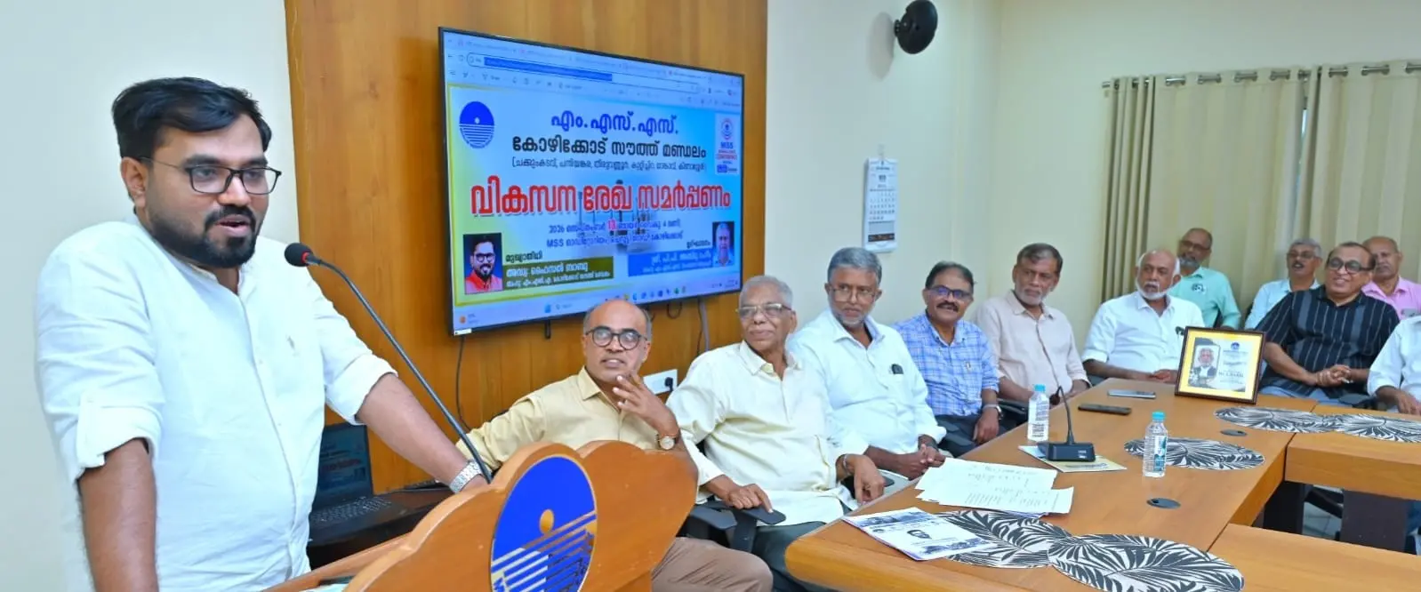 സൗത്ത് മണ്ഡലം എം.എസ്.എസ്. സമർപ്പിച്ച വികസനരേഖ സ്വീകരിച്ചുകൊണ്ട് അഡ്വ.ഫൈസൽ ബാബു എം.എൽ.എ. സംസാരിക്കുന്നു