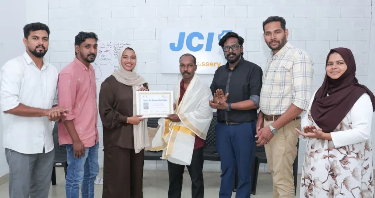 ജെ.സി.ഐ. കാരശ്ശേരിയുടെ സൈലന്റ് വർക്കർ അവാർഡ് ഷിബു ചെറുവാടിക്ക് ജെ.സി.ഐ. കാരശ്ശേരി പ്രസിഡന്റ് അഷീക ആസാദ് സമ്മാനിക്കുന്നു