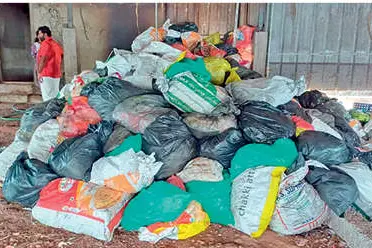 പോളച്ചിറയിൽ ആളൊഴിഞ്ഞ വീട്ടിൽമാലിന്യക്കൂമ്പാരം