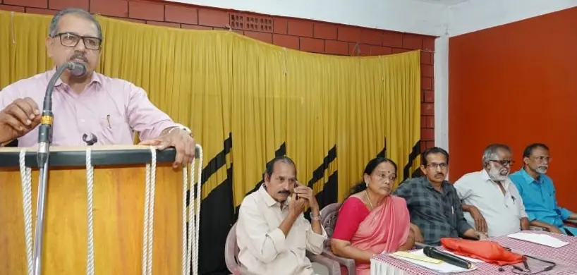 ദേശീയപാതാ വികസനത്തിൽ ഒഴിപ്പിക്കപ്പെട്ട വ്യാപാരികളുടെ കൺവെൻഷൻ പിലാത്തറയിൽ വ്യാപാരി വ്യവസായി സമിതി ജില്ലാ പ്രസിഡന്റ് പി. വിജയൻ ഉദ്ഘാടനംചെയ്യുന്നു
