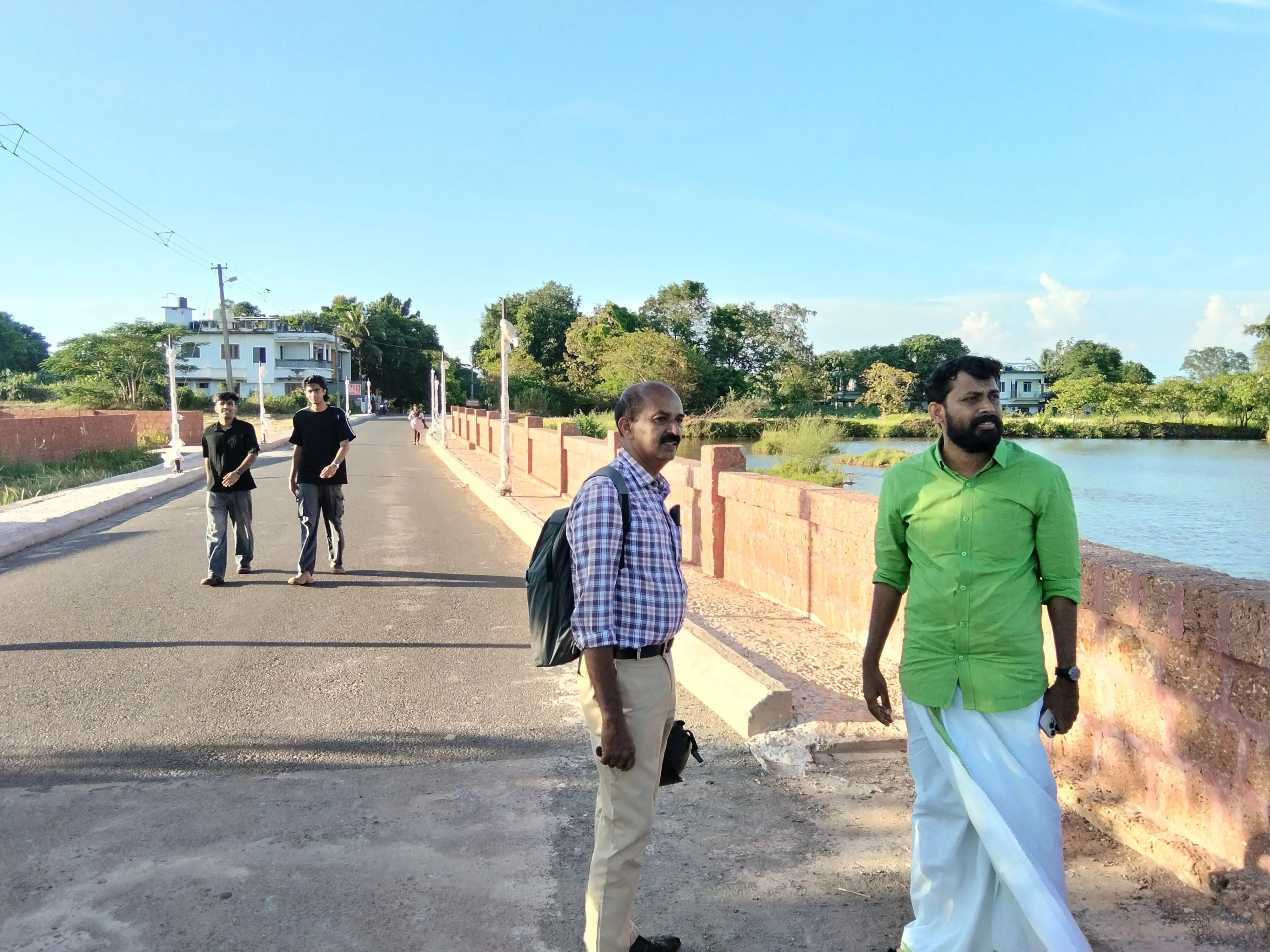 മാടായിക്കാവിലേക്കുള്ള റോഡ് നവീകരണ പ്രവൃത്തി എം.വിജിൻ എം.എൽ. എ. വിലയിരുത്തുന്നു
