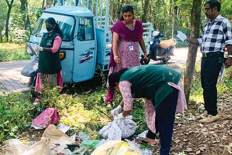 മാലിന്യം തള്ളിയവർക്കെതിരേ കർശന നടപടിക്ക് അധികൃതർ
