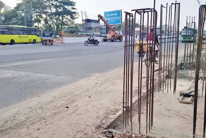 ബ്ലോക്ക് ഓഫീസ് ജങ്ഷനിൽ നിർമാണം തുടങ്ങി; തൂക്കുകുളത്തും വേണമെന്നാവശ്യം