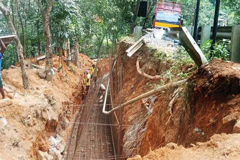 കണമല അട്ടിവളവിൽ കോൺക്രീറ്റ് സംരക്ഷണഭിത്തി നിർമിക്കുന്നു