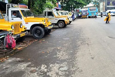 കറുകച്ചാലിൽ ടാക്സിവാഹനം റോഡരികിൽ; സ്റ്റാൻഡ് നിർമാണം ആശങ്കയിൽ