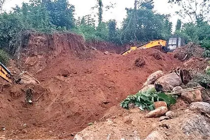 വിള്ളലുള്ള മുല്ലശ്ശേരി മലയ്ക്കുസമീപം മണ്ണെടുപ്പും പാറ പൊട്ടിക്കലും
