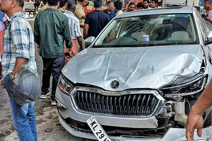 നിയന്ത്രണംവിട്ട കാർ അപകടത്തിൽപ്പെട്ടു, ഇരുചക്രവാഹനയാത്രക്കാരന് ഗുരുതരപരിക്ക്