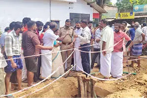 റോഡ് പൊളിക്കാനുള്ള ശ്രമം തടഞ്ഞ് നാട്ടുകാർ
