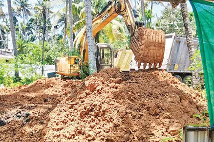 രാസമാലിന്യം കലർന്ന മണ്ണ് പൂർണമായും നീക്കാൻ ആഴ്ചകളെടുക്കും