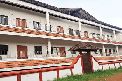 ശബരിമല തീർഥാടകർ തെരുവിൽത്തന്നെ