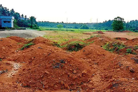 ചെറുവാടി ഖിലാഫത്ത് സ്റ്റേഡിയം നവീകരണപ്രവൃത്തി മുടങ്ങിയിട്ട് മാസങ്ങൾ