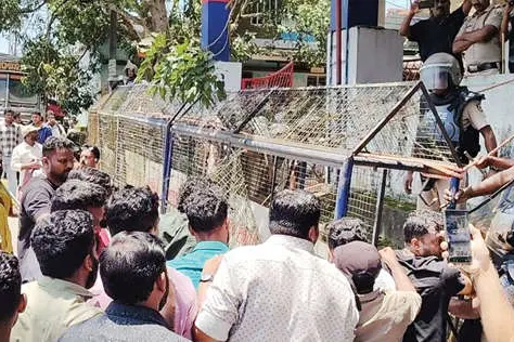 തൊണ്ടിമുതൽ മോഷണക്കേസ്: പോലീസ് സ്റ്റേഷനിലേക്ക് ഡി.വൈ.എഫ്.ഐ. മാർച്ച്