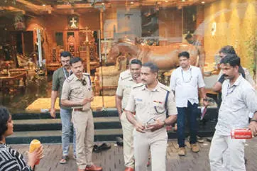 റെയ്ഡിനെ സിനിമാ ഷൂട്ടിങ്ങെന്ന് തെറ്റിദ്ധരിച്ച് സഞ്ചാരികൾ