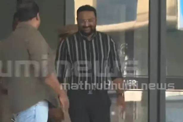 റിപ്പോർട്ടർ ടിവി ഓഫീസിലെ 21 മണിക്കൂർ നീണ്ട എസ്.ഐ.ടി റെയ്ഡ് പൂർത്തിയായി; എക്സൈസ് സംഘം ആന്റോ അഗസ്റ്റിനെ ചോദ്യം ചെയ്യുന്നു