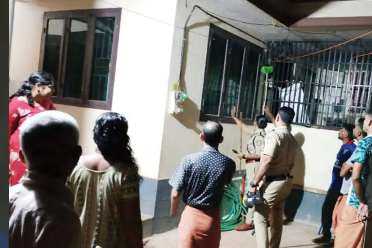 ബേഡഡുക്ക പള്ളത്തിങ്കാൽ കൊല്ലമ്പണയിൽ ചൊവ്വാഴ്ച രാത്രി പവർകട്ട് സമയത്ത് അജ്ഞാതൻ പരാക്രമം കാട്ടിയെന്ന പരാതിയെത്തുടർന്ന് ബേഡകം പോലീസും നാട്ടുകാരും പരിശോധിക്കുന്നു