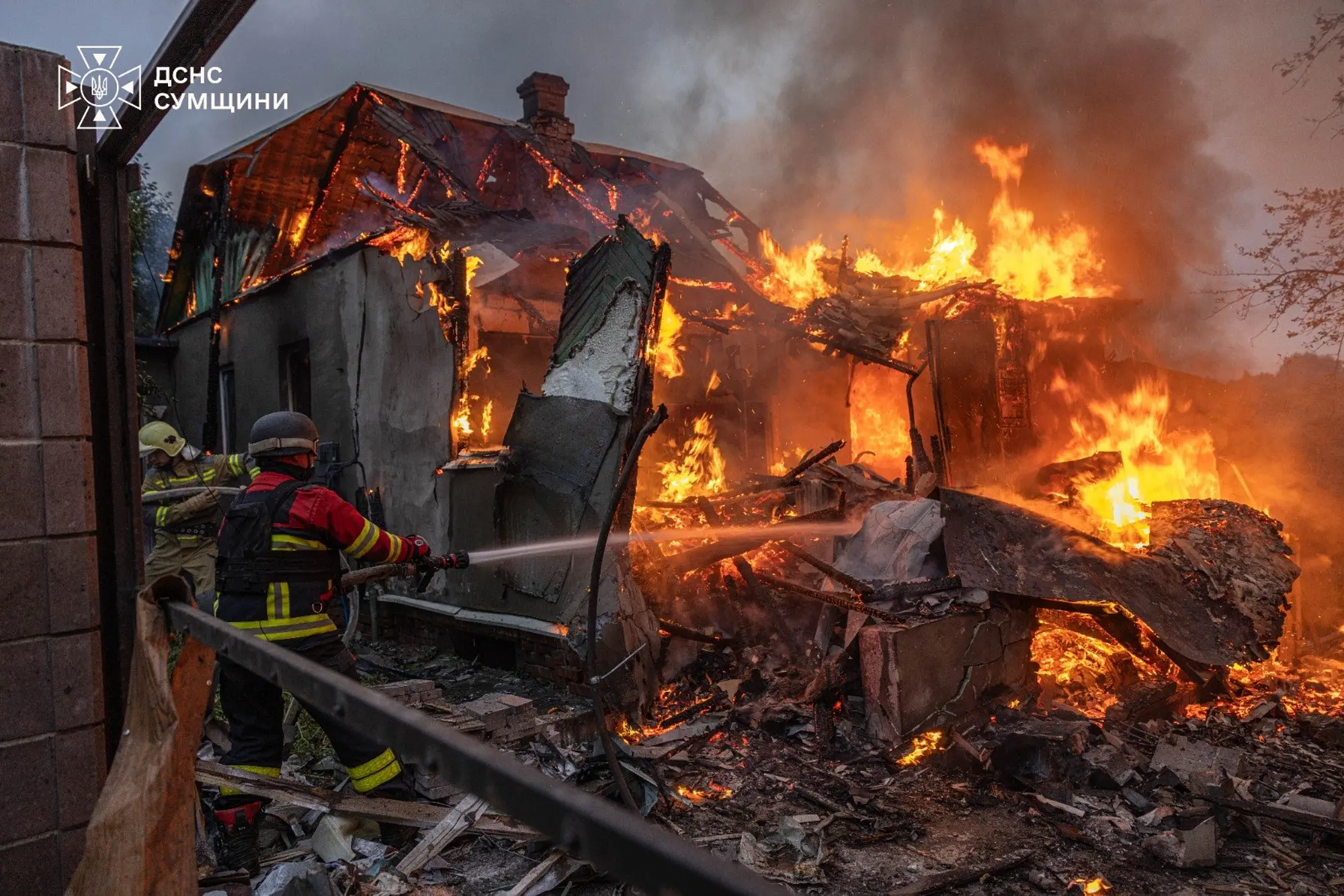 In this photo provided by the Ukrainian Emergency Service, firefighters put out a fire at private homes following a Russian air attack in Sumy, Ukraine.| Photo: X