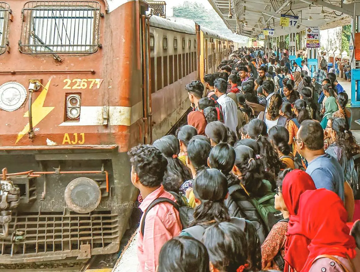 പരശുറാം എക്സ്പ്രസില് കയറാനുള്ളവരുടെ തിരക്ക്, വടകര റെയില്വേ സ്റ്റേഷനില്നിന്നുള്ള കാഴ്ച (ഫയല്ചിത്രം) |ഫോട്ടോ:മാതൃഭൂമി