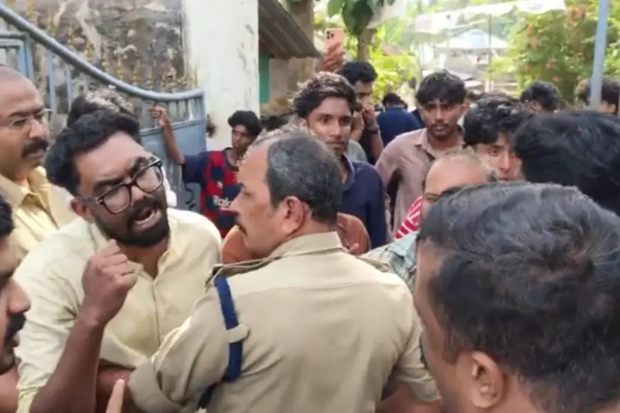 പിരപ്പൻകോട് ഹയർ സെക്കൻഡറി സ്കൂളിൽ എസ്എഫ്ഐ - കെഎസ്യു സംഘർഷം; ലാത്തിച്ചാർജിൽ 2 വിദ്യാർഥികൾക്ക് പരിക്ക്