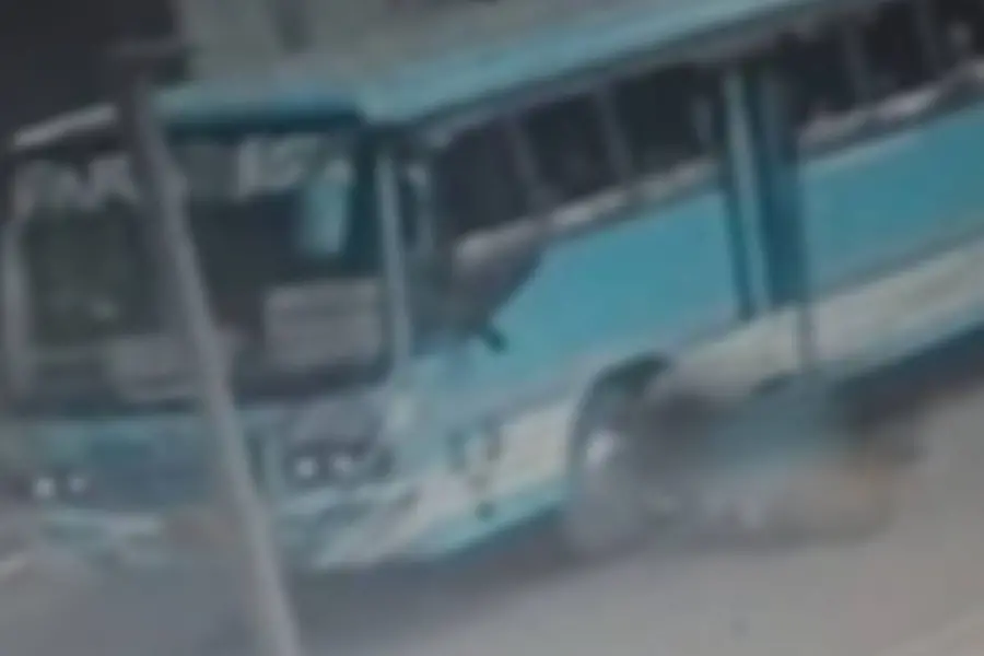 സ്വകാര്യ ബസുകാരുടെ ക്രൂരത: ബസിടിച്ചു പരുക്കേറ്റ സ്കൂട്ടർ യാത്രികനെ ആശുപത്രിയിൽ ഉപേക്ഷിച്ചു മുങ്ങി