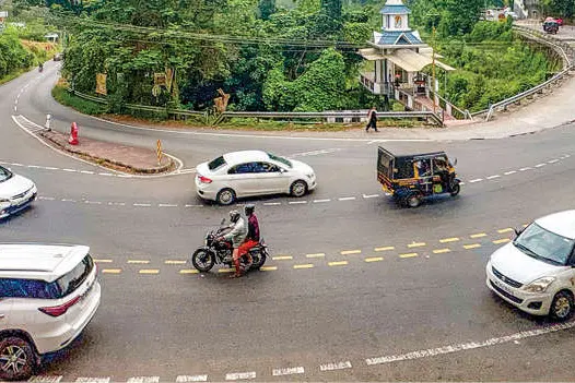മയക്കവും വേഗവും നിയന്ത്രണം തെറ്റി വാഹനങ്ങൾ
