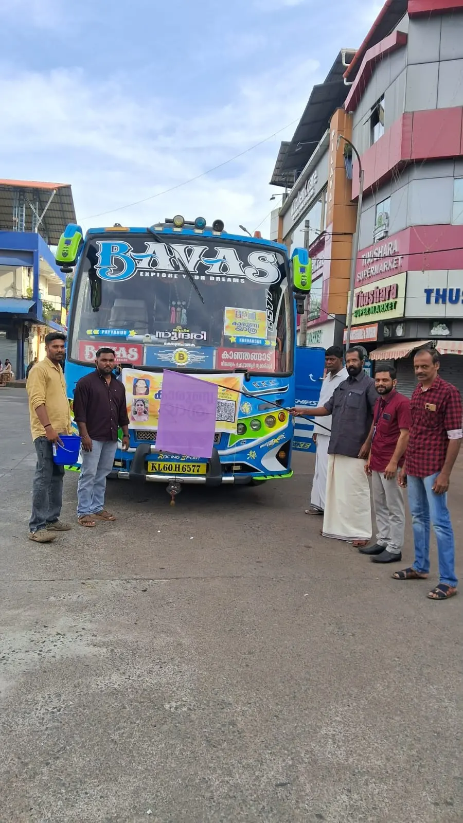 പദ്മിനി, പ്രജിഷ ചികിത്സാസഹായത്തിനായുള്ള ബസുകളുടെ കാരുണ്യയാത്ര കരിവെള്ളൂർ-പെരളം പഞ്ചായത്ത് പ്രസിഡന്റ് പി. രമേശൻ ഫ്ലാഗ് ഓഫ് ചെയ്യുന്നു