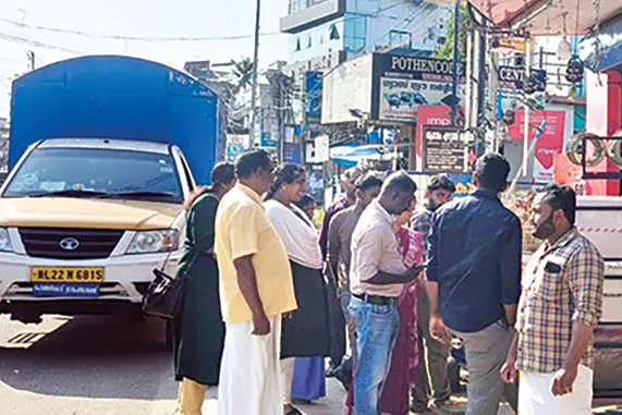 നടപ്പാത കൈയേറി കച്ചവടം; നടപടിയുമായി പഞ്ചായത്ത്