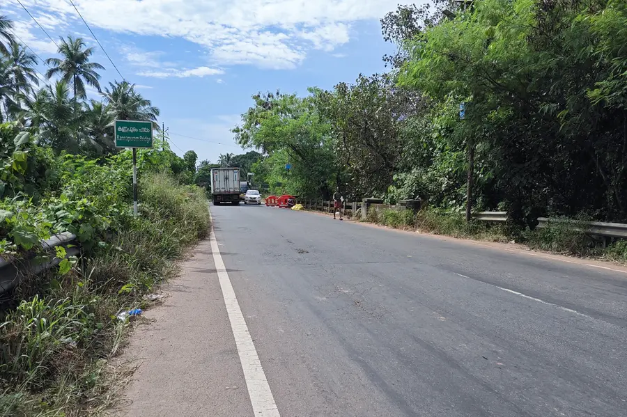 കണ്ണപുരം പാലത്തിന്റെ അനുബന്ധ റോഡിൽ ഗർത്തം രൂപപ്പെടുന്നു