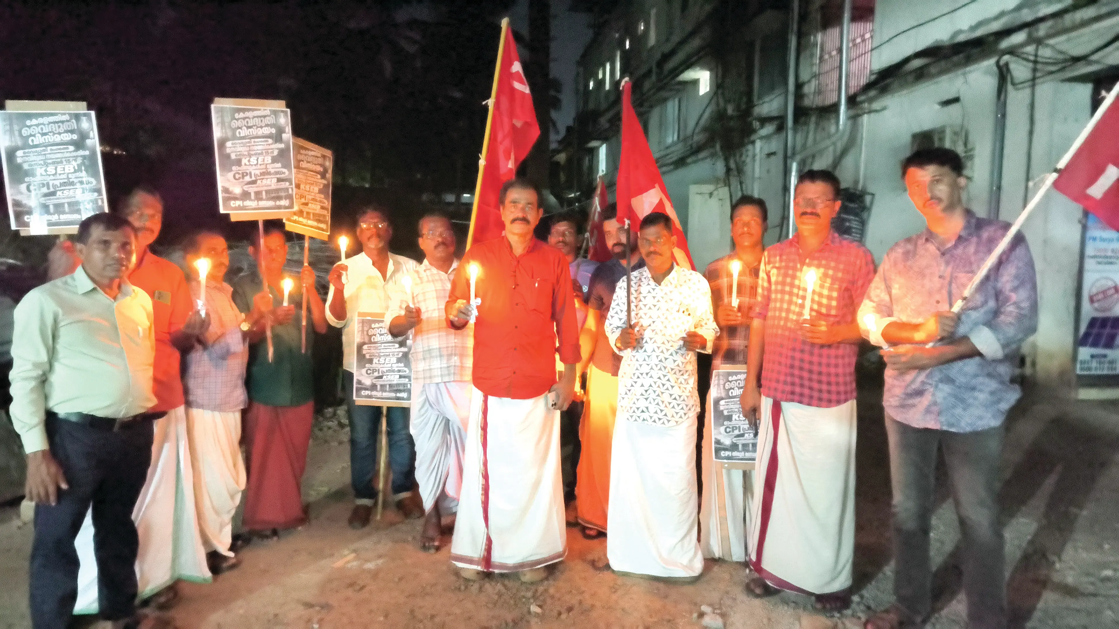 പുത്തനത്താണി കെ.എസ്.ഇ.ബി. ഓഫീസിന് മുൻപിൽ സി.പി.ഐ. ആതവനാട് ലോക്കൽ കമ്മിറ്റി നടത്തിയ പ്രതിഷേധം