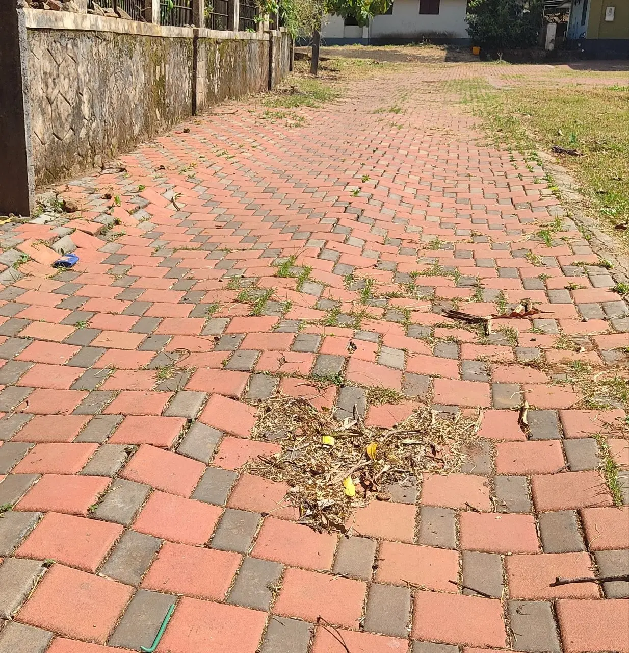 മനിശ്ശീരിയിലുള്ള പട്ടികജാതി ആൺകുട്ടികൾക്കുള്ള പ്രീമെട്രിക് ഹോസ്റ്റൽ കെട്ടിടത്തിലേക്ക്  പൂട്ടുകട്ടകൾ വിരിച്ച്  നവീകരിച്ചഭാഗം താഴ്‌ന്ന നിലയിൽ
