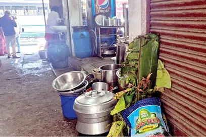 നടപ്പാത കൈയേറ്റവും മാലിന്യം തള്ളലും: കാൽനടയാത്രക്കാർക്ക് ദുരിതയാത്ര
