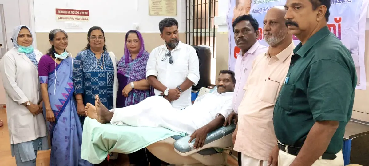 കര്‍ഷകയൂണിയന്‍ നടത്തിയ രക്തദാനക്യാമ്പ് ജില്ലാ പ്രസിഡന്റ് തോമസ് പീറ്റര്‍ രക്തംദാനം ചെയ്ത് ഉദ്ഘാടനം ചെയ്യുന്നു