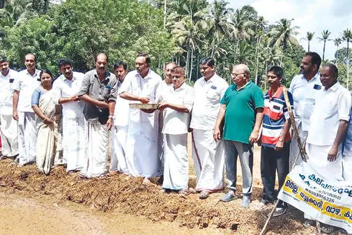 നാരകച്ചാൽ പാടത്ത് വിത്തുവിതച്ച്കർഷകക്കൂട്ടായ്മ