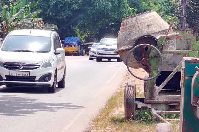 റോഡ് കൈയേറി കോൺക്രീറ്റ് മിക്സറുകൾ