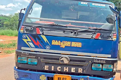 നിരത്തുകളിൽ വെല്ലുവിളിയായി ഫിറ്റ്നസ് ഇല്ലാത്ത ടിപ്പറുകൾ
