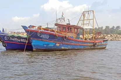 അനധികൃത മത്സ്യബന്ധനം: രണ്ടു ബോട്ട് പിടിച്ചെടുത്തു