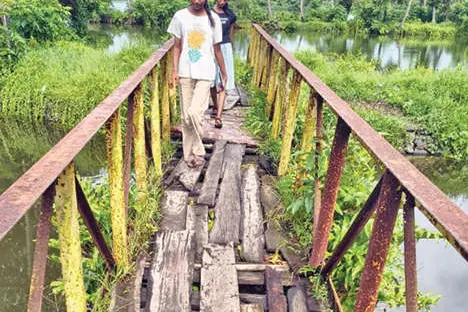 മണ്ണടിയാറായി മണ്ണുചിറപ്പാലം; മനമുരുകി നാട്ടുകാർ
