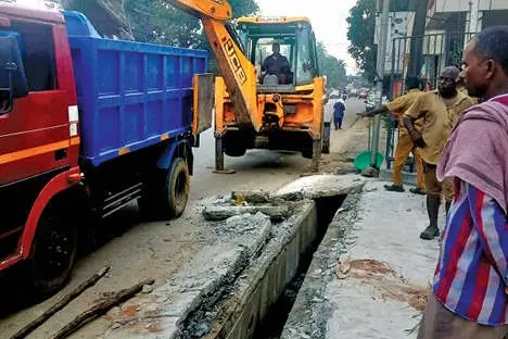 കടുവാളിൽ അനധികൃതമായി സ്ഥാപിച്ച സ്ലാബുകൾ നഗരസഭ പൊളിച്ചുനീക്കി