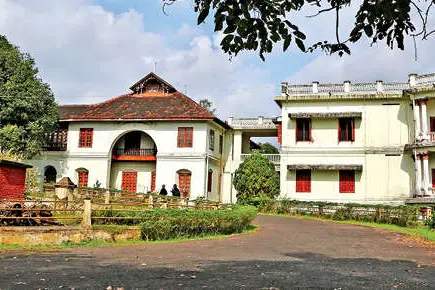 നിലാമുറ്റത്ത് ചരിത്രം കാത്തു നിൽക്കുന്നു