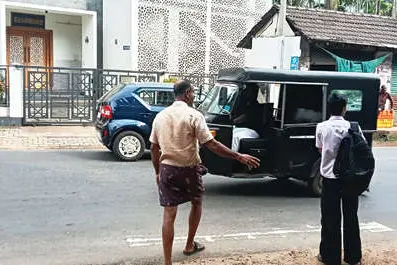 സീബ്രാവരകൾ മാഞ്ഞു; ഇവിടെ കാൽനടയാത്ര ദുഷ്കരം