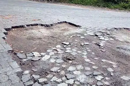 തകർന്ന് നാടുകാണിച്ചുരം; നന്നാക്കാൻ നടപടിയില്ല
