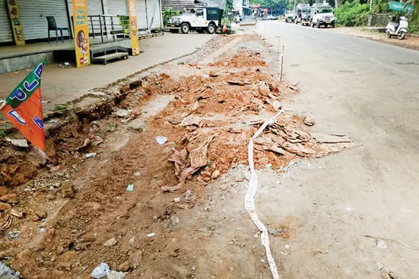 തൊട്ടിൽപ്പാലം-കുണ്ടുതോട് റോഡ്: നിർമാണം വീതികുറച്ചെന്ന് ആരോപണം