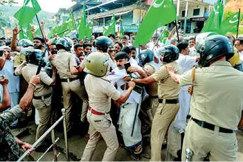 കാരശ്ശേരി ഗ്രാമപ്പഞ്ചായത്ത് ഓഫീസിലേക്ക് മുസ്ലിംലീഗ് മാർച്ച് നടത്തി