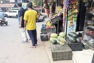 ചാലയിൽ റോഡ് കൈയേറി വ്യാപാരം