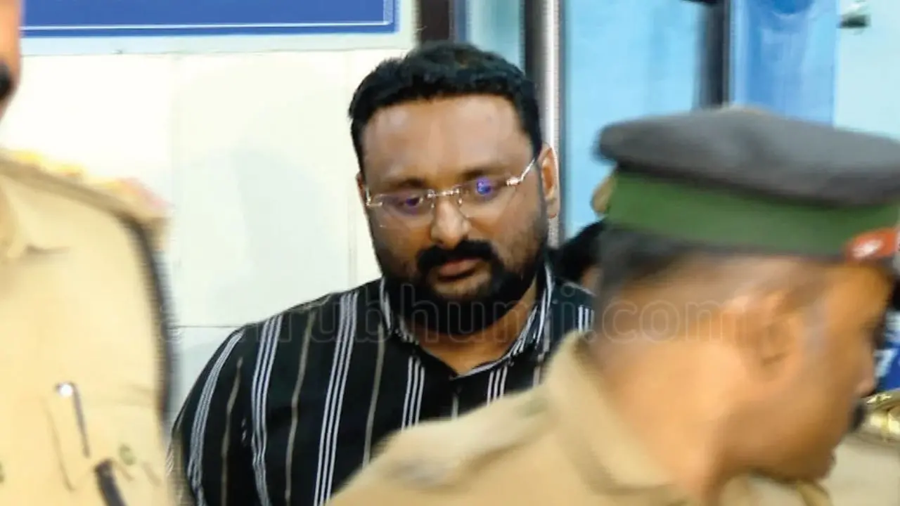 എക്സൈസ് അറസ്റ്റുചെയ്ത റിപ്പോർട്ടർ ടി.വി. എം.ഡി. ആന്റോ അഗസ്റ്റിനെ വൈദ്യപരിശോധനയ്ക്കായി ആലുവ ഗവ. ജില്ലാ ആശുപത്രിയിൽ എത്തിച്ചപ്പോൾ